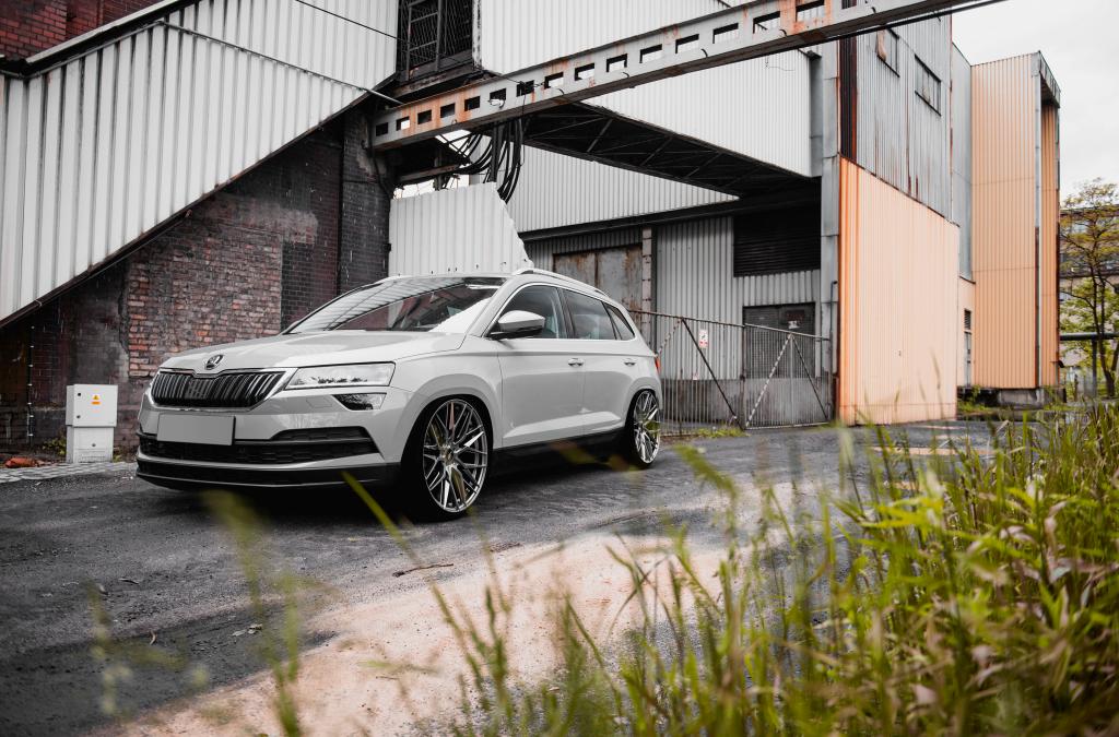 Skoda Karoq | JR Wheels JR28 Hyper Black