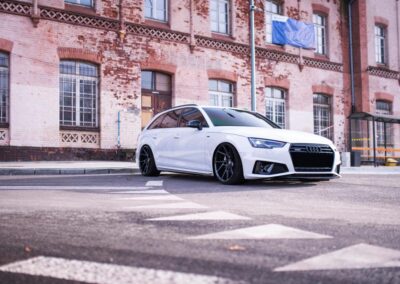 Audi A4 B9 | JR Wheels JR33 Gloss Black