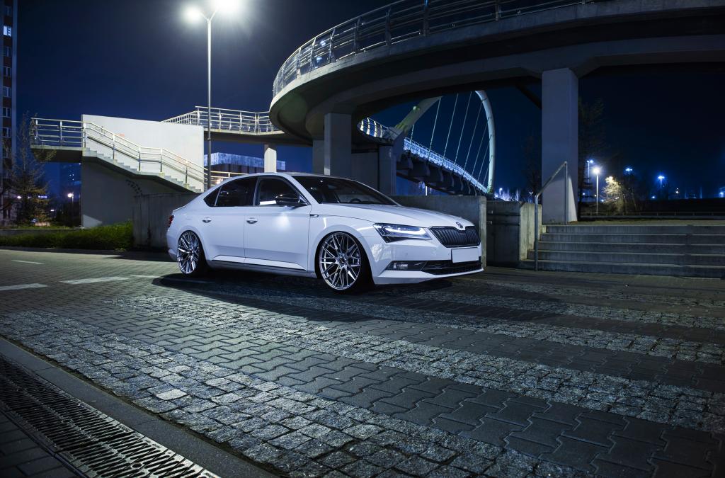 Skoda Superb | JR Wheels JR28 Hyper Black