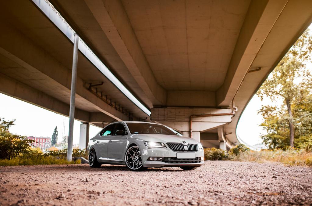 Skoda Superb | JR Wheels JR34 Hyper Black