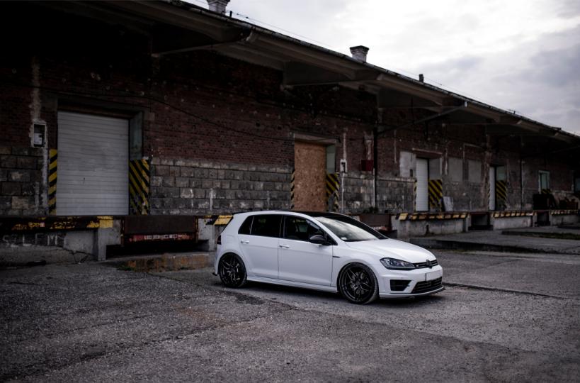 VW Golf R mk7 | Concaver Wheels CVR3 Carbon Graphite